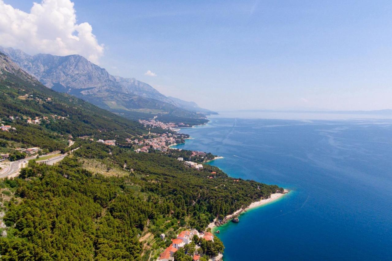 Apartments By The Sea Brela, Makarska - 16065 المظهر الخارجي الصورة